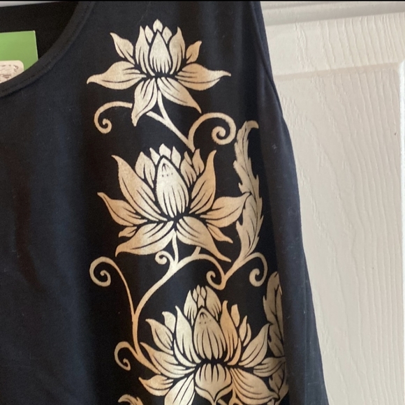 Asymmetrical handkerchief hem tank by dragonfly NWT 🖤 - Picture 3 of 6